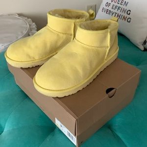 🍌🍋 UGG Mini Boots 🍋🍌 Size 8 🍋🍌 Banana/Lemon Color 🍋🍌